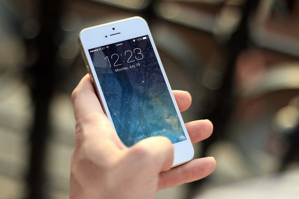 Folie ochronne do telefonów – czy warto je kupować przez internet?